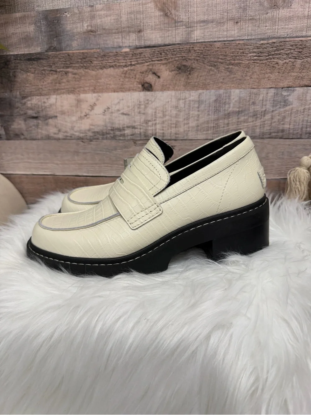 Sorel White Leather Slip On Loafer 10.5